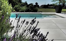 La Villa A Chateau Franc-Daut Sleeps 6